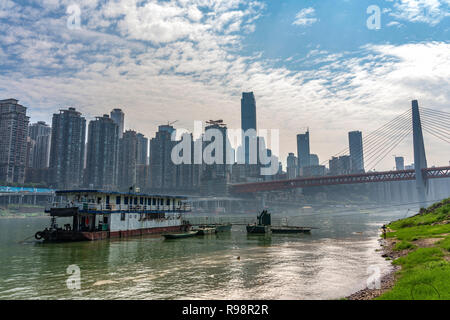 CHONGQING, CHINA - 19. SEPTEMBER: Dies ist ein Blick auf den Fluss der Boote in der Nähe der Chaotianmen der Stadt am 19. September 2018 in Chongqing Dock verbunden Stockfoto