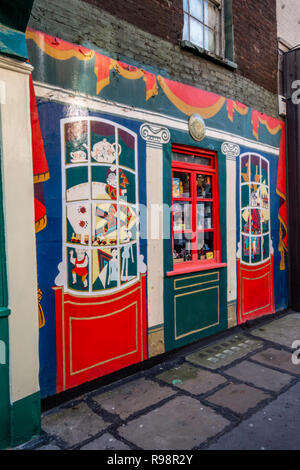 Pollock's Toy Museum Shop Fassade im Scala St, Bloomsbury, London W1, England Stockfoto