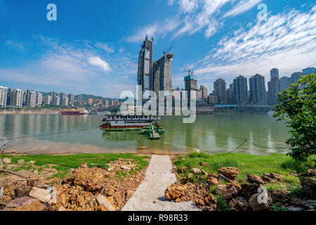 CHONGQING, CHINA - 19. SEPTEMBER: Dies ist eine malerische Aussicht auf die Flusslandschaft über dem Fluß von Chaotianmen Dock am 19. September 2018 in Chongqing Stockfoto