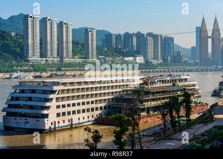 CHONGQING, CHINA - 19. SEPTEMBER: Blick auf die Boote entlang des Yangtze River in der Nähe der berühmten Chaotianmen Docks am 19. September 2018 in Chongqing Stockfoto