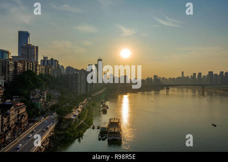 CHONGQING, CHINA - 19. SEPTEMBER: Ansicht des Jialing und Downtown Riverside Gebäude während des Sonnenuntergangs am 19. September 2018 in Chongqing Stockfoto