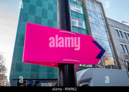 Kunststoff lila Pfeil Schild befestigt, um einen Laternenpfahl mit Kunststoff-kabelbindern in London W1, England Stockfoto