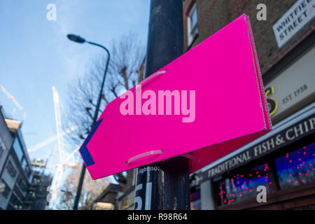 Kunststoff lila Pfeil Schild befestigt, um einen Laternenpfahl mit Kunststoff-kabelbindern in London W1, England Stockfoto