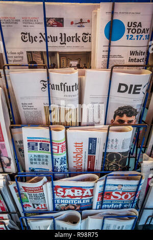 Zeitungen aus der ganzen Welt zum Verkauf und in einer Außen-display Rack ein zeitschriftenladen Shop in London City Stockfoto