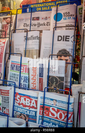 Nahaufnahme Kopf auf Blick auf London Zeitungskiosk anzeigen Internationale Tageszeitungen Stockfoto