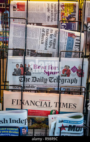 Nahaufnahme Kopf auf Blick auf London Zeitungskiosk anzeigen Britische und internationale Tageszeitungen, Londoner Zeitung Stockfoto