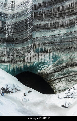 Eiszapfen am Eingang zu einer Höhle in einer Nocke der Gletscher Myrdalsjökull, die auf Katla Vulkan sitzt, im Winter in Island Stockfoto