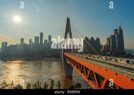 Blick auf Dongshuimen Brücke und Riverside City Gebäude in Chongqing Stockfoto