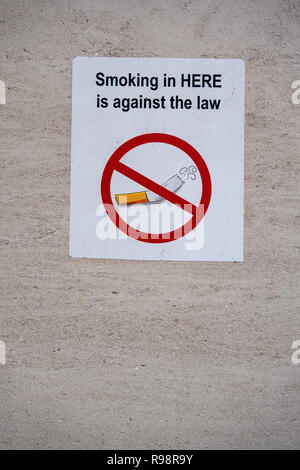 Rauchen in Hier ist gegen das Gesetz unterschreiben auf der Wand eines Bürogebäudes in London, England Stockfoto