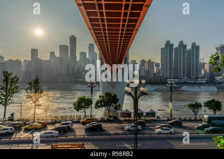 CHONGQING, CHINA - 21. SEPTEMBER: Stadtblick auf Dongshuimen Brücke, eine berühmte Sehenswürdigkeit entlang des Yangtze River bei Sonnenuntergang am 21. September 2018 in Chon Stockfoto