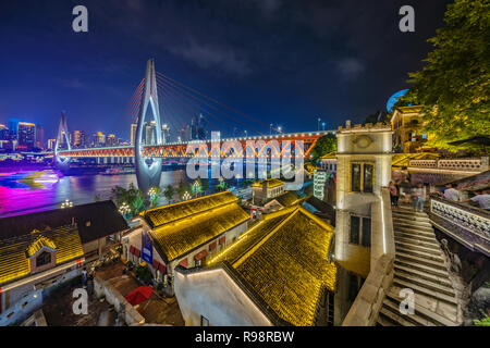 CHONGQING, CHINA - 22. SEPTEMBER: Nachtansicht der traditionellen chinesischen Architektur Longmenhao Old Street und Dongshuimen Brücke am 22. September 2018 in Stockfoto