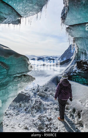 Karen Rentz auf Ice Cave Tour zu einer Nocke der Gletscher Myrdalsjökull, die auf Katla Vulkan sitzt, im Winter in Island Stockfoto