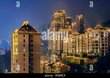 CHONGQING, CHINA - 22. SEPTEMBER: Hügel Luxus Apartment Gebäude in der Nacht auf Nanbin Straße in der Innenstadt am 22. September 2018 in Chongqing Stockfoto