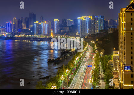 CHONGQING, CHINA - 22. SEPTEMBER: Dies ist eine Ansicht von Nanbin Straße Riverside City Gebäude bei Nacht am 22. September 2018 in Chongqing Stockfoto