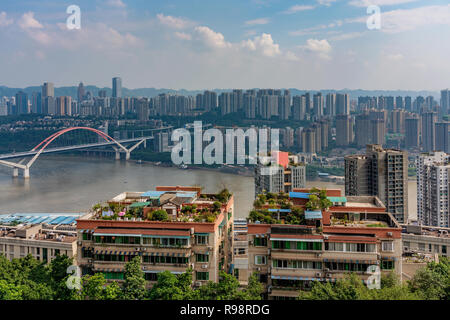 CHONGQING, CHINA - 23. SEPTEMBER: Blick von Chongqing Stadt bauten und den Jialing am 23. September 2018 in Chongqing Stockfoto