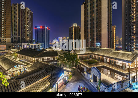 CHONGQING, CHINA - 23. SEPTEMBER Dies ist eine Nacht Blick auf Danzishi Altstadt und hohes Apartmentgebäude am 23. September 2018 in Chongqing Stockfoto