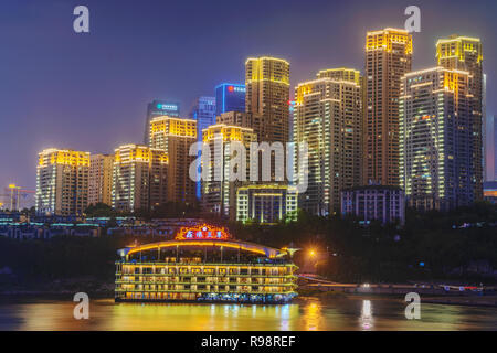 CHONGQING, CHINA - 23. SEPTEMBER: Nachtansicht der modernes Apartment Gebäude entlang des Jangtse-flusses am 23. September 2018 in Chongqing Stockfoto