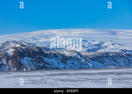 Mýrdalssandur Sander mit Eis der Gletscher Myrdalsjökull, die auf Katla Vulkan sitzt, im Winter in Island Stockfoto