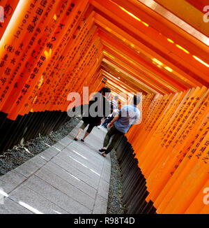 Paar Spaziergang durch Schrein, Kyoto, Japan. Keine MR Stockfoto