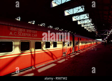 Rajdhani Zug auf Plattform mumbai Bombay, Maharashtra Indien Stockfoto