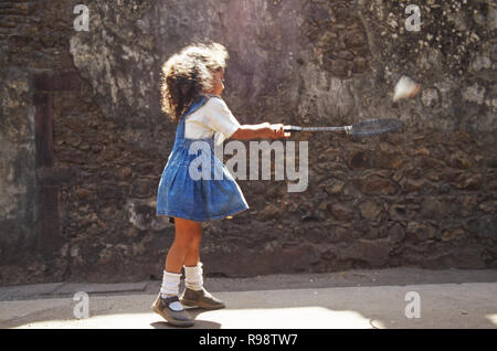 Junge Mädchen Badminton spielen Stockfoto