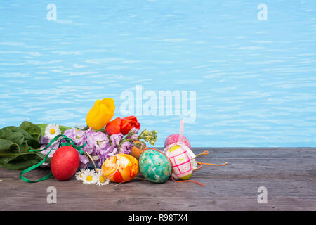 Ostern in Pool, Wellness und Entspannung. Eier und Wasser Hintergrund für Party und Spa Stockfoto