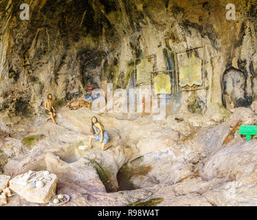 Haifa, Israel - 20. Dezember 2018: Präsentation des prähistorischen Menschen Höhle, in Nahal Mearot National Park, Northern Israel Stockfoto