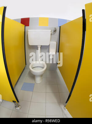 Kleine Toilette im Kinderzimmer Badezimmer mit gelben Türen ohne Kinder Stockfoto