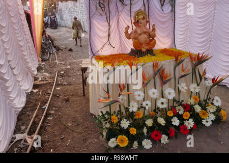 Eine Abbildung der hinduistischen Elefantengott Ganesh, platziert auf einem shift Schrein für Ganpati Chathurthi oder Ganesh Festival, in Mumbai, Indien Stockfoto