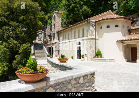 Greccio, Italien. Hermitage Schrein errichtet von St. Franziskus von Assisi im Heiligen Tal. In diesem Kloster der Heiligen Geburt gab die ersten lebenden nat Stockfoto