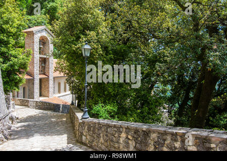 Greccio, Italien. Hermitage Schrein errichtet von St. Franziskus von Assisi im Heiligen Tal. In diesem Kloster der Heiligen Geburt gab die ersten lebenden nat Stockfoto