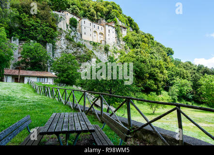 Greccio, Italien. Hermitage Schrein errichtet von St. Franziskus von Assisi im Heiligen Tal. In diesem Kloster der Heiligen Geburt gab die ersten lebenden nat Stockfoto