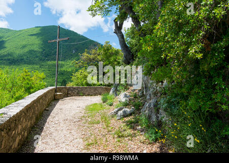 Greccio, Italien. Hermitage Schrein errichtet von St. Franziskus von Assisi im Heiligen Tal. In diesem Kloster der Heiligen Geburt gab die ersten lebenden nat Stockfoto