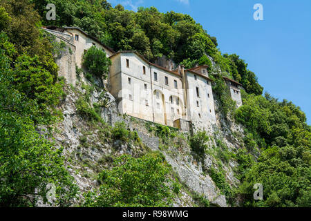 Greccio, Italien. Hermitage Schrein errichtet von St. Franziskus von Assisi im Heiligen Tal. In diesem Kloster der Heiligen Geburt gab die ersten lebenden nat Stockfoto