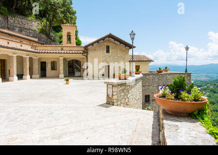 Greccio, Italien. Hermitage Schrein errichtet von St. Franziskus von Assisi im Heiligen Tal. In diesem Kloster der Heiligen Geburt gab die ersten lebenden nat Stockfoto
