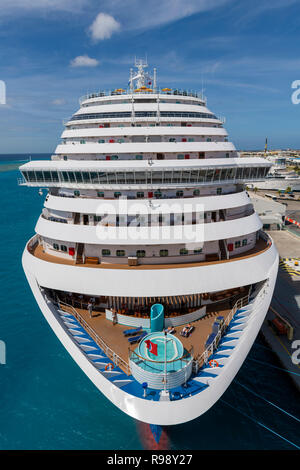 Karneval Horizont Kreuzfahrtschiff Vorderansicht, Aruba Cruise Terminal angedockt Stockfoto