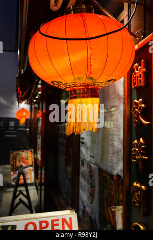Chinesische Papier Laternen vor einem Restaurant in Londons SOHO-Bereich. Stockfoto