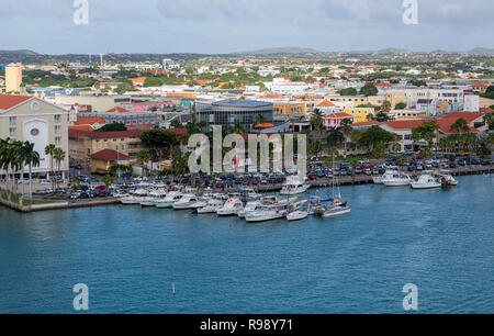 Blick auf Renaissance Marina Aruba mit bunten Yachten und Designer Shops Stockfoto