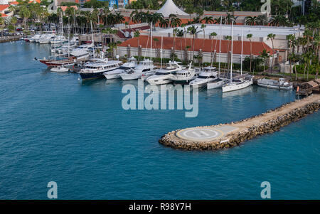 Blick auf Renaissance Marina Aruba zeigt einen Hubschrauberlandeplatz / Bereich Stockfoto