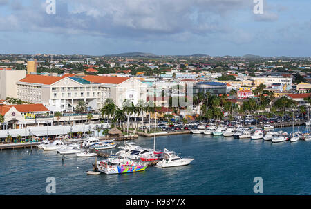 Blick auf Renaissance Marina Aruba mit bunten Yachten und Designer Shops Stockfoto