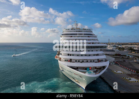 Karneval Horizont Kreuzfahrtschiff Vorderansicht, Aruba Cruise Terminal angedockt Stockfoto