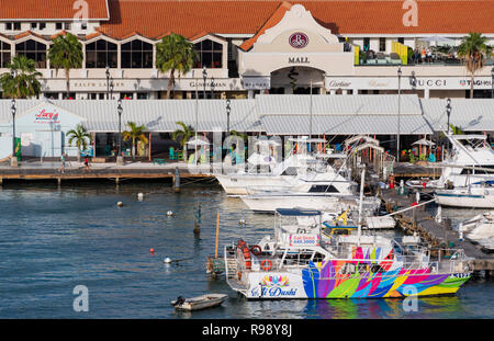 Blick auf Renaissance Marina Aruba mit bunten Yachten und Designer Shops Stockfoto