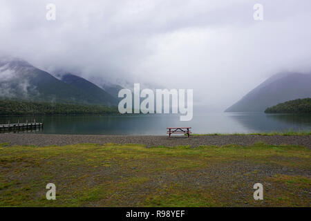 Am frühen Morgen Nebel über Lake Rotoiti, Südinsel, Neuseeland Stockfoto