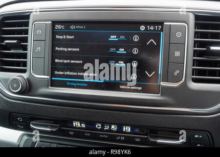 Hongkong, China, 19. Okt. 2018: Peugeot Traveller 2018 Dashboard 19.Oktober 2018 in Hongkong. Stockfoto