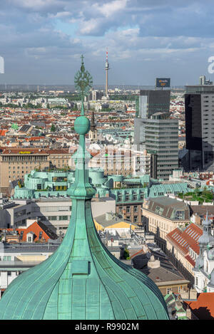 Vienna Skyline, mit Blick auf die nördliche Skyline von Wien im Bild von der Südturm des Stephansdom, Wien, Österreich. Stockfoto