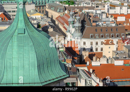 Wien Innere Stadt, Blick über die Dächer der historischen Kern von Wien aus gesehen den Südturm des Stephansdom, Wien, Österreich. Stockfoto