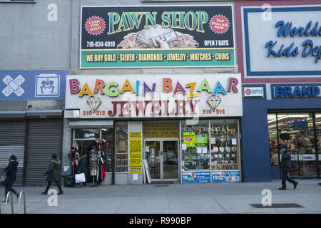 Pfandleihe entlang der Fulton Street in Downtown Brooklyn, New York. Stockfoto