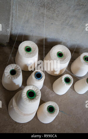 Kegel von Faden aufgereiht auf dem Boden des Weber studio, Ecuador, 2018 Stockfoto
