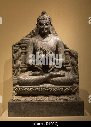 Buddha Predigt die erste Predigt bei Sarnath, östlichen Indien, Pala Zeitraum, 11. Jahrhundert, schwarzer Stein. "Ein beliebtes Thema in der mittelalterlichen Buddhistische Kunst ist der Buddha predigte seine erste Predigt in ein Reh Wald bei Sarnath, nördlich von Bodhgaya, wo er erlebt hatte, Aufklärung vor einigen Wochen." Metropolitan Museum der Kunst. Stockfoto