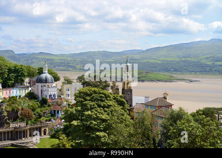 Portmeirion ist ein touristisches Dorf in North Wales in italienischem Design von Sir Clough Williams-Ellis gestaltet. Es ist nun von einem barmherzigen Vertrauen besessen. Stockfoto